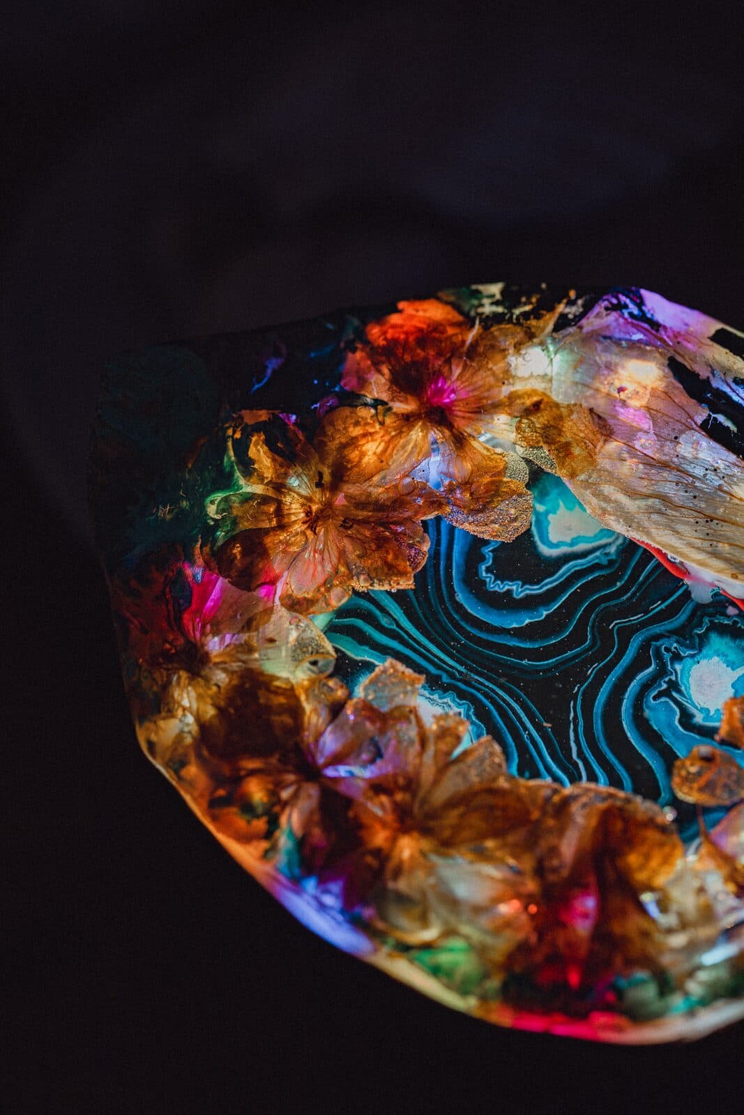 Glowing close-up of an Eluztres lamp in the dark